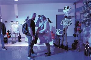 Víkendový filmový maraton v kopřivnickém kině lákal nejen na samotné projekce, ale také na originální výzdobu, kterou pořadatelé připravovali víc jak dva měsíce. FOTO: DAVID MACHÁČEK