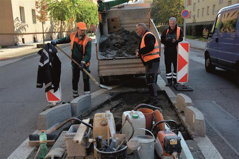 Ostrůvek u jednoho z přechodů na ulici Obránců míru musel být zkrácen, aby se usnadnil výjezd autobusů, které budou zajišťovat kopřivnickou MHD. FOTO: DAVID MACHÁČEK