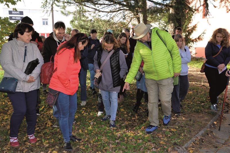 Pět desítek zájemců si nenechalo ujít vycházku s bylinářem Vladimírem Vytáskem a pečlivě si zaznamenali jeho rady, k čemu se dané rostliny používají a v jaké formě. FOTO: DANA HOĎÁKOVÁ