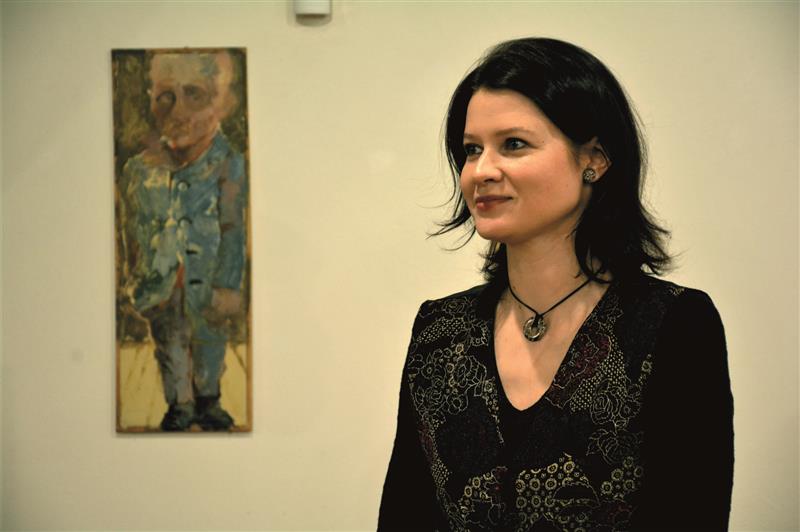 Výtvarnice Šárka Hyklová při vernisáži své aktuální výstavy Předkové v podkrovním prostoru Muzea Fojtství. FOTO: DAVID MACHÁČEK