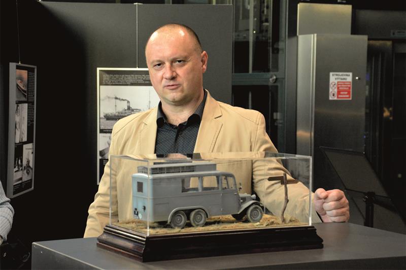 Autor výstavy Cestovatel Jiří Baum Pavel Bek na vernisáži odhalil také zbrusu nový model jeho expediční Tatry T72, který se stal součástí stálé muzejní sbírky. FOTO: DAVID MACHÁČEK