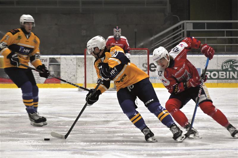 Třetí výhru v řadě zapsali hokejisté Kopřivnice doma proti Havlíčkovu Brodu, na snímku s pukem útočník Ondřej Sluštík. FOTO: MAREK HAVRAN