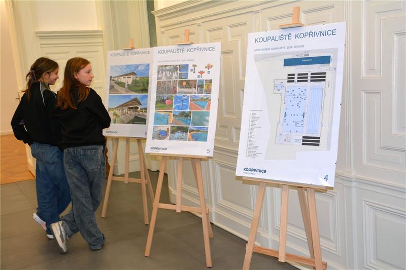 Před veřejným projednáním si lidé mohli prohlédnout vizualizace budoucího letního koupaliště.  FOTO: DANA HOĎÁKOVÁ