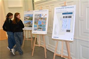 Před veřejným projednáním si lidé mohli prohlédnout vizualizace budoucího letního koupaliště.  FOTO: DANA HOĎÁKOVÁ