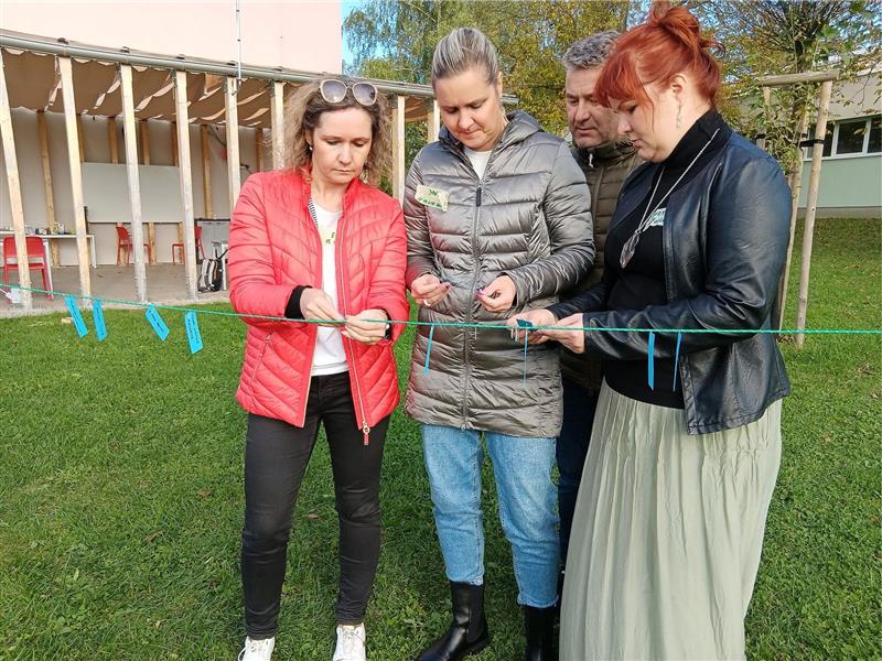 Účastnice semináře Učení venku, který proběhl v rámci MAP, si mohly samy vyzkoušet tento způsob výuky ve venkovní učebně v ZŠ Petřvald. FOTO: EVA KYTKOVÁ