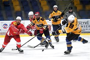 Hokejisté Kopřivnice (světlejší dresy) v tomto utkání s Opavou po divokém průběhu zvládli krátce před koncem vyrovnat a nakonec v nájezdech urvali vítězství. FOTO: MAREK HAVRAN