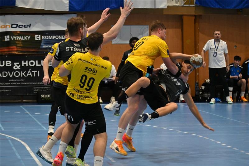 Pivot Brna Adam Ptáčník takovýmto solidním zápasnickým chvatem složil na palubovku spojku Kopřivnice Šimona Siročáka a vysloužil si jasné dvě minuty za faul. FOTO: MAREK HAVRAN