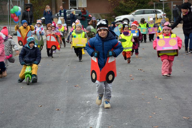 Jako první otestovaly nový most přes Kopřivničku na Erbenově ulici děti z blízkých mateřských škol Ignáce Šustaly a Záhumenní. Pro slavnostní otevření mostu, které proběhlo v pondělí před polednem, si vyrobily originální autíčka. FOTO: DAVID MACHÁČEK