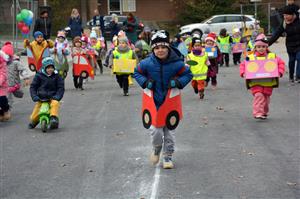 Jako první otestovaly nový most přes Kopřivničku na Erbenově ulici děti z blízkých mateřských škol Ignáce Šustaly a Záhumenní. Pro slavnostní otevření mostu, které proběhlo v pondělí před polednem, si vyrobily originální autíčka. FOTO: DAVID MACHÁČEK