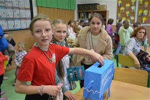 Účastníci charitativního prodeje mohli do sbírky přispět zakoupením vybrané věci nebo vhodit do prasátka hotovost.