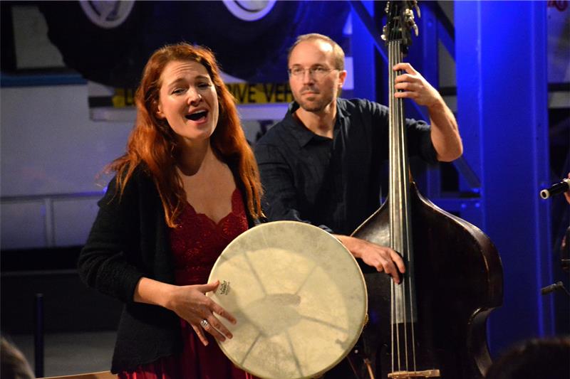 Zpěvačka Eliška Tesařová a kontrabasista Marian Friedl při koncertním programu Misterios del Amor, který proběhl minulou sobotu v muzeu nákladních automobilů.