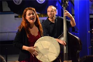 Zpěvačka Eliška Tesařová a kontrabasista Marian Friedl při koncertním programu Misterios del Amor, který proběhl minulou sobotu v muzeu nákladních automobilů.