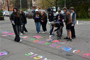 Součástí připomínky letošního 35. výročí listopadových událostí z roku 1989 bylo i stříkání hesel tekutou křídou před kopřivnickou radnicí. Nápisy vytvořili žáci několika zdejších základních škol.