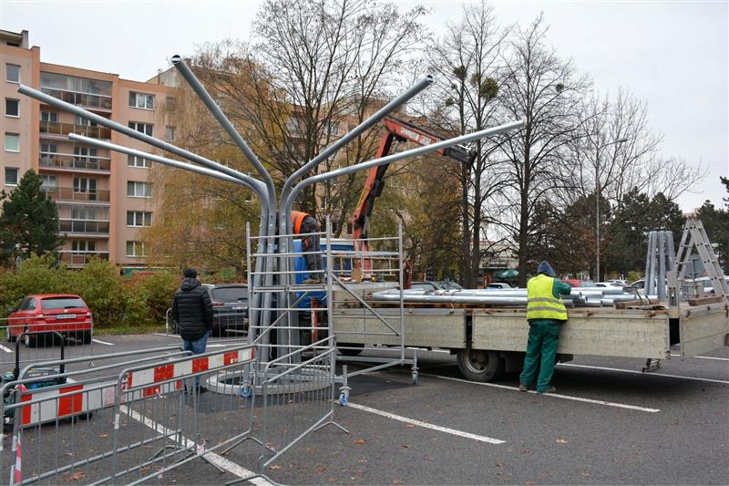 Montáž konstrukcí ocelových stromů, které mají v budoucnu zastínit část parkoviště před radnicí, proběhla minulý týden. Výsadba popínavých rostlin je v plánu v nejbližší době.
