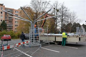 Montáž konstrukcí ocelových stromů, které mají v budoucnu zastínit část parkoviště před radnicí, proběhla minulý týden. Výsadba popínavých rostlin je v plánu v nejbližší době.