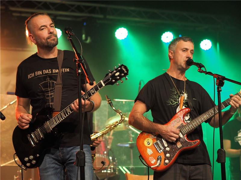 Pavel Kriške a Petr Stuchlý hrají v Katolickém domě při 17. ročníku Memoriálu Radka Rusnáka, který kapela ZAhRADKAři každoročně pořádá.