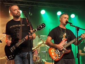 Pavel Kriške a Petr Stuchlý hrají v Katolickém domě při 17. ročníku Memoriálu Radka Rusnáka, který kapela ZAhRADKAři každoročně pořádá.