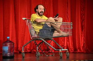 Herec Jakub Slach bavil kopřivnické publikum minulou neděli večer vztahovou one-man show Caveman, která se na tuzemských jevištích s úspěchem objevuje už déle než 15 let.