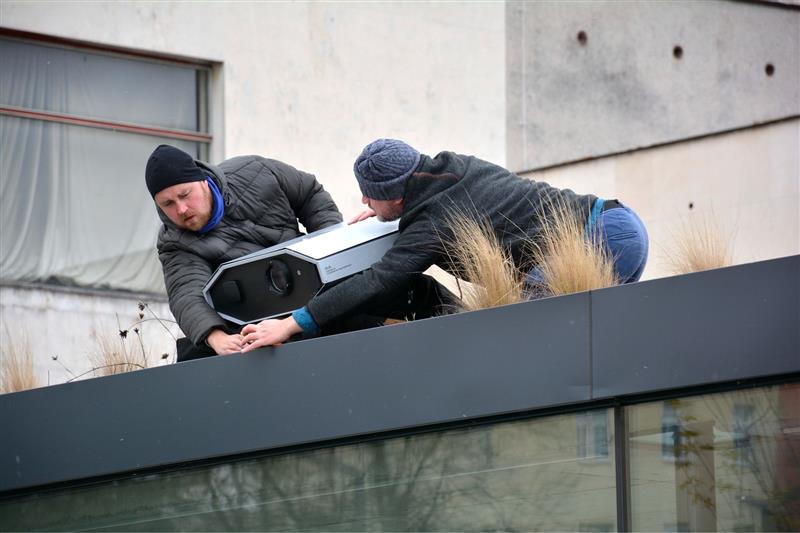 Součástí letošní vánoční výzdoby bude i videomapping promítaný na bok Lašské brány. Před týdnem proběhla instalace speciálního outdoorového projektoru na výstavní pavilon.