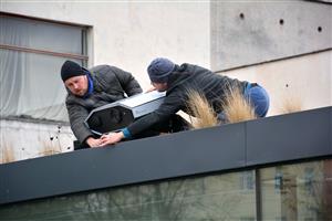 Součástí letošní vánoční výzdoby bude i videomapping promítaný na bok Lašské brány. Před týdnem proběhla instalace speciálního outdoorového projektoru na výstavní pavilon.