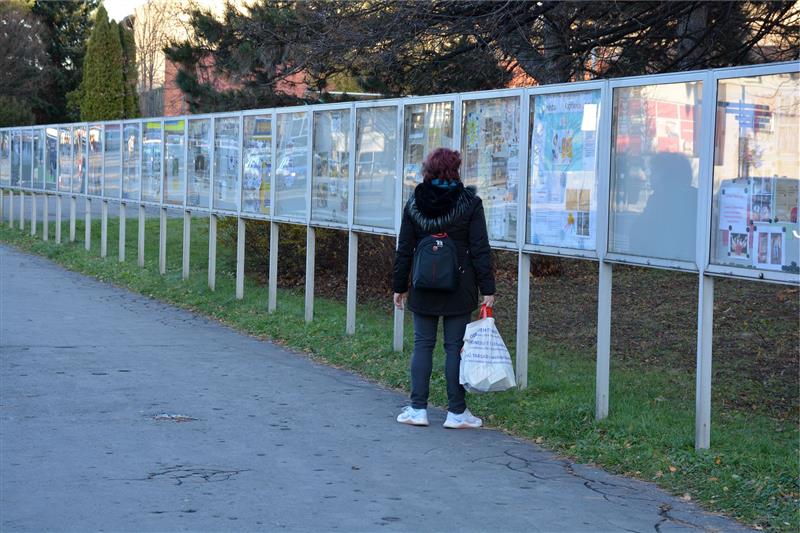 Od Nového roku se mění systém výběru nájemců vitrín na Štefánikově ulici. Zcela zmizet mají prezentace politických stran.