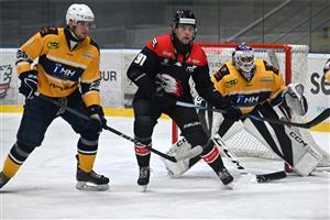 Brilantní start Znojma do zápasu přinesl neklid a rošádu v brankovišti Kopřivnice, na snímku čelí útoku Orlů Darek Bartošák, který na chvíli zaskočil za Andrease Kubáně.