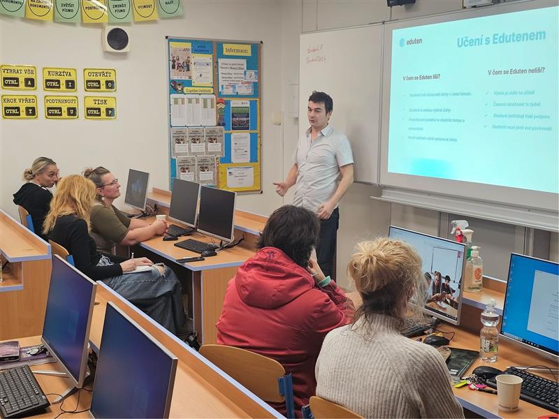 Učitel matematiky Tomáš Chrobák prezentuje kantorům škol z Kopřivnice a okolí výhody matematické aplikace Eduten.