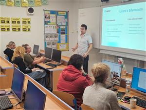 Učitel matematiky Tomáš Chrobák prezentuje kantorům škol z Kopřivnice a okolí výhody matematické aplikace Eduten.