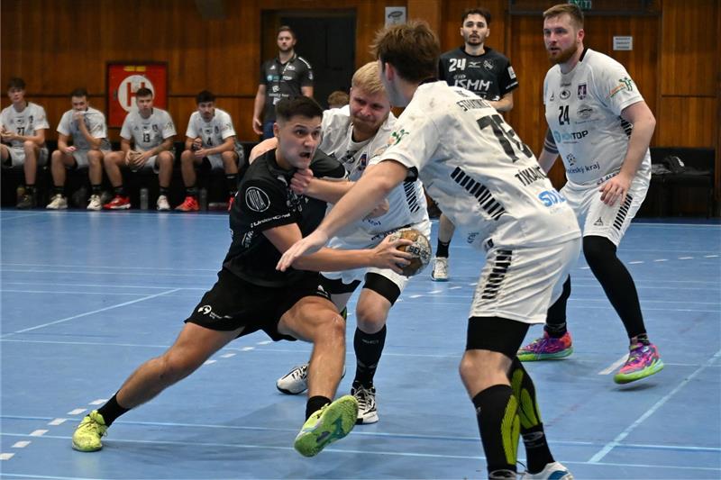 David Zima (s míčem v tmavém dresu), probíjející se přes tvrdou obranu Strakonic, čtyřmi brankami vyrovnal své letošní střelecké maximum. Domácí však se Strakonicemi prohráli.