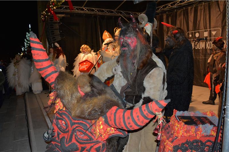 Pekelné a nebeské bytosti sváděly před týdnem souboj o centrum Kopřivnice. Příjezd Mikuláše do města přilákal tradičně tisíce lidí. Na programu byla ohňová show, koncert i tvořivé dílny.