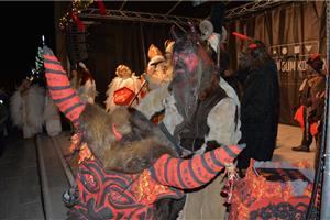 Pekelné a nebeské bytosti sváděly před týdnem souboj o centrum Kopřivnice. Příjezd Mikuláše do města přilákal tradičně tisíce lidí. Na programu byla ohňová show, koncert i tvořivé dílny.