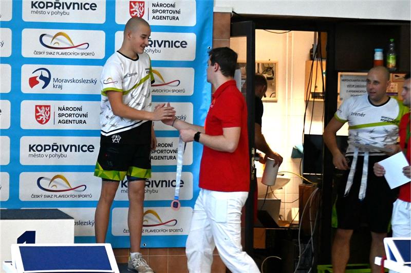 Kopřivnický plavec Jiří Zátopek přebírá jednu ze svých pěti medailí na domácím MČR staršího žactva