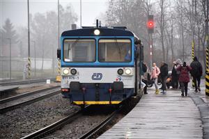 Typické motorové vozy z trati mezi Veřovicemi a Studénkou ještě tento týden zmizí. Nahradí je elektrické RegioPantery