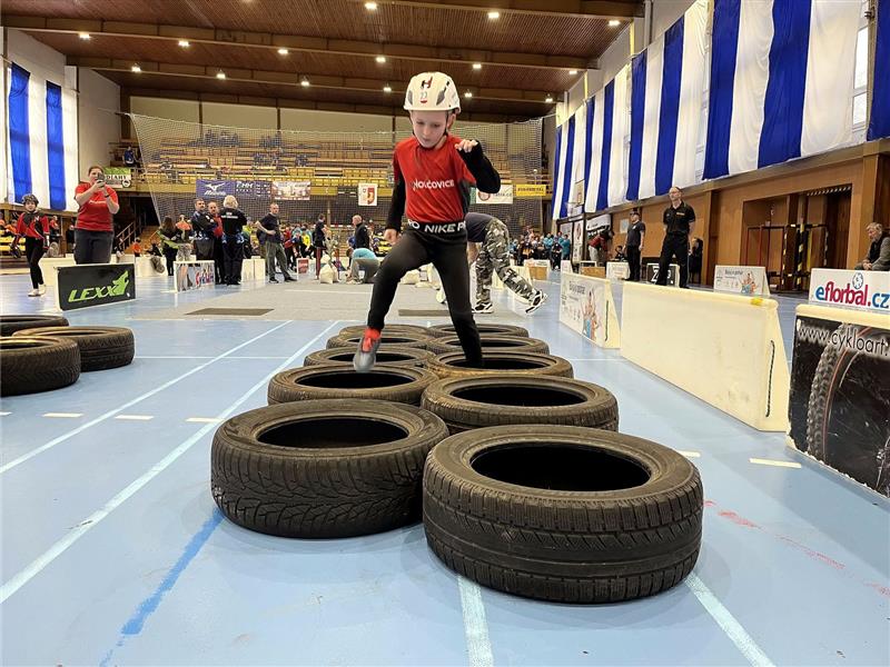 Jednou z disciplín TFA junior, která se tentokrát konala ve sportovní hale ZŠ Emila Zátopka, bylo proskákání pneumatikami.