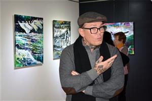 Všestranný ostravský výtvarník Marek Nenutil zahájil minulý pátek v Lašském muzeu výstavu svých obrazů nazvanou „Mezi nebem a zemí“