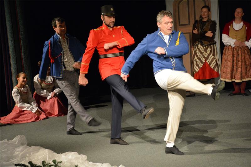Vyprodaný kinosál kulturního domu si minulou neděli užil spojení příběhů baletního Louskáčka a Dickensovy Vánoční koledy v tanečním představení Luskaček