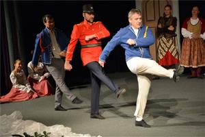 Vyprodaný kinosál kulturního domu si minulou neděli užil spojení příběhů baletního Louskáčka a Dickensovy Vánoční koledy v tanečním představení Luskaček