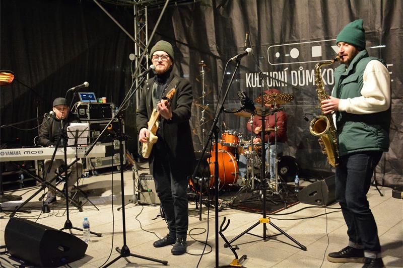 Futsalisté FU Kopřivnice doma potvrdili roli favorita a zdolali Opavu. Na snímku v tmavším dresu s míčem Marek Socha a vpravo Patrik Babinec, kteří oba dali po gólu. FOTO: MAREK HAVRAN
