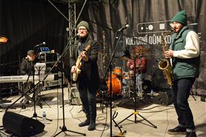 Futsalisté FU Kopřivnice doma potvrdili roli favorita a zdolali Opavu. Na snímku v tmavším dresu s míčem Marek Socha a vpravo Patrik Babinec, kteří oba dali po gólu. FOTO: MAREK HAVRAN