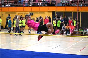 Na tradičním předvánočním výškařském mítinku v hale SOU se utkaly bezmála dvě stovky skokanek a skokanů z celkem dvanácti škol z Kopřivnice a okolí. FOTO: MAREK HAVRAN