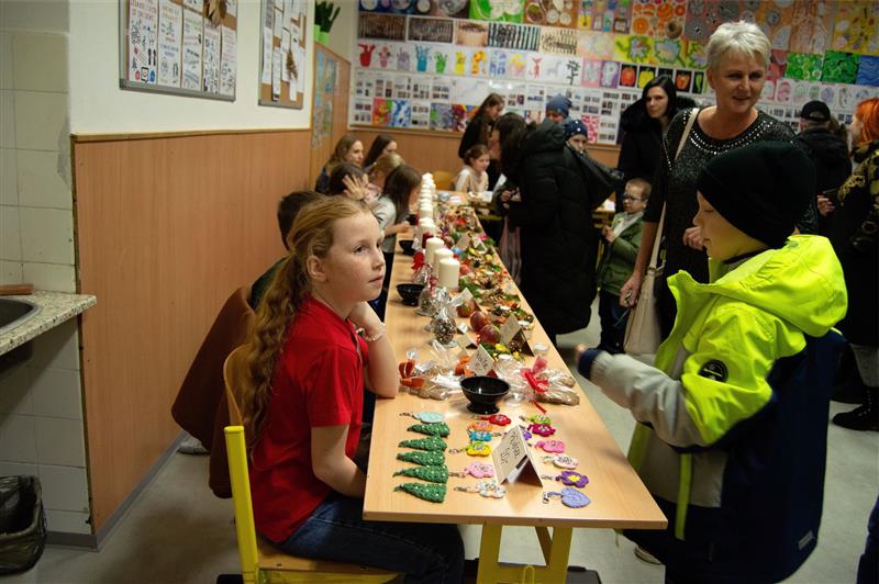 Vánočním jarmarkem vyvrcholila série dobročinných akcí, během kterých se žákům ZŠ E. Zátopka podařilo vybrat přes 70 tisíc korun na zničenou školu v České Vsi. FOTO: KATEŘINA PETRÁŠOVÁ