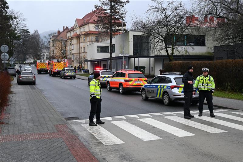 V době prověřování domnělého nástražného zařízení u finančního úřadu byla zhruba na tři hodiny kompletně uzavřena ulice Kpt. Jaroše. FOTO: DAVID MACHÁČEK