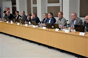 Nejdůležitějším bodem letošního posledního jednání kopřivnického zastupitelstva bylo schválení rozpočtu na příští rok. Zastupitelé ale rozhodovali například i o dotacích do sportu nebo vyhlásili program na podporu kulturních a osvětových aktivit. FOTO: DA