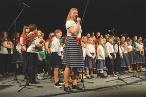 Na závěr Tříkrálového hudebního večera v kulturním domě byl pokřtěn zpěvník Přiběželi do Betlema pastyře obsahující čtyřiadvacet regionálních koled a žertovných písní. Více informací o celém projektu přineseme v příštím čísle KN.