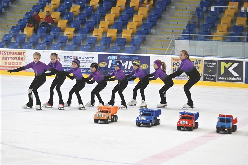 Při zahájení Tatra Cupu hrály prim modely (hračky) automobilů Tatra, na snímku s malými krasobruslařkami FSC Kopřivnice.