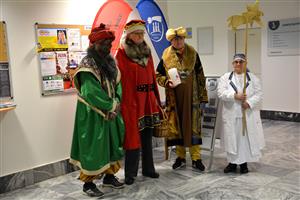 V úterý 14. ledna skončila Tříkrálová sbírka, ale zapojit se do ní a přispět bezhotovostně přímo na speciální účet je možné až do konce dubna. Už v tomto týdnu započalo sčítání koledníky vybraných peněz.