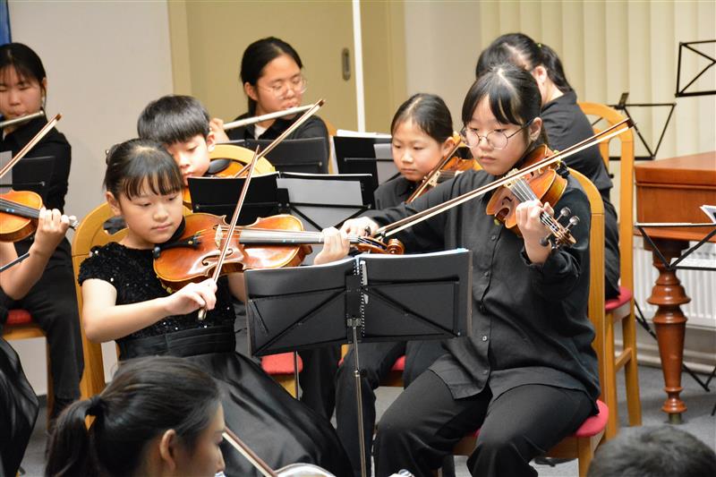 V rámci svého turné po evropských zemích vystoupil Kyungnam Youth Orchestra i v koncertním sále zdejší ZUŠ