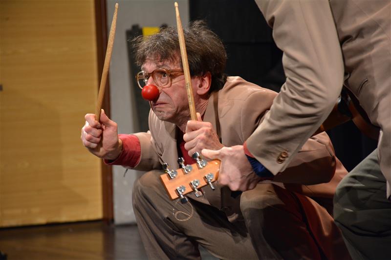 Součástí sedmého ročníku festivalu Štramberské pyré bylo minulou sobotu i vystoupení brněnského klaunského divadla Labil Bones s představením Za čárou