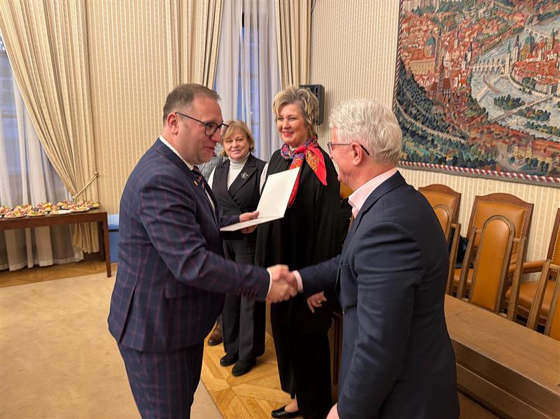 Místostarosta David Monsport přebírá na půdě parlamentu ocenění Šampion Zdravých měst a krajů za rok 2024