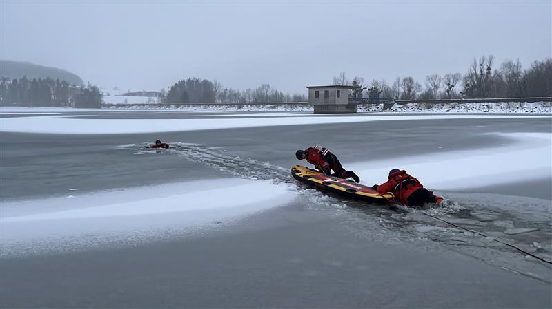 Členové jednotky Sboru dobrovolných hasičů Kopřivnice využili klimatické podmínky k nácviku záchrany osob z ledu na větřkovické přehradě
